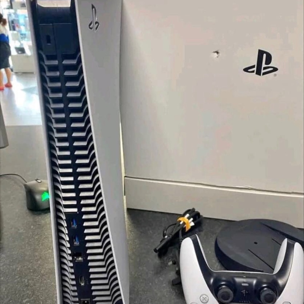 PS5 - Picture 1 of 3